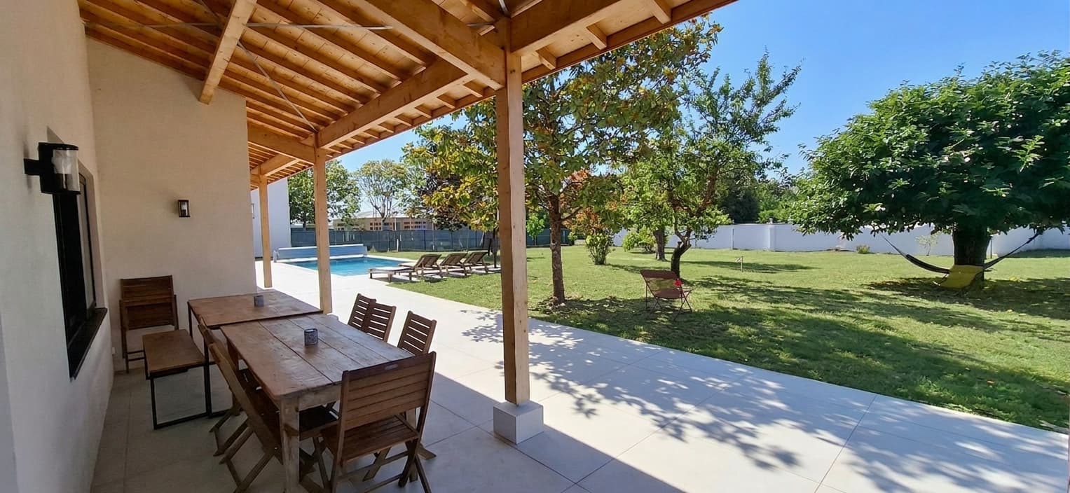 Table dressée en extérieur pour le déjeuner