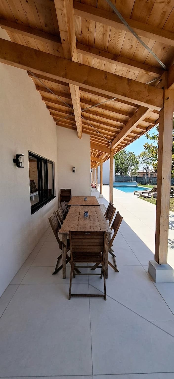 La table extérieure, autre vue