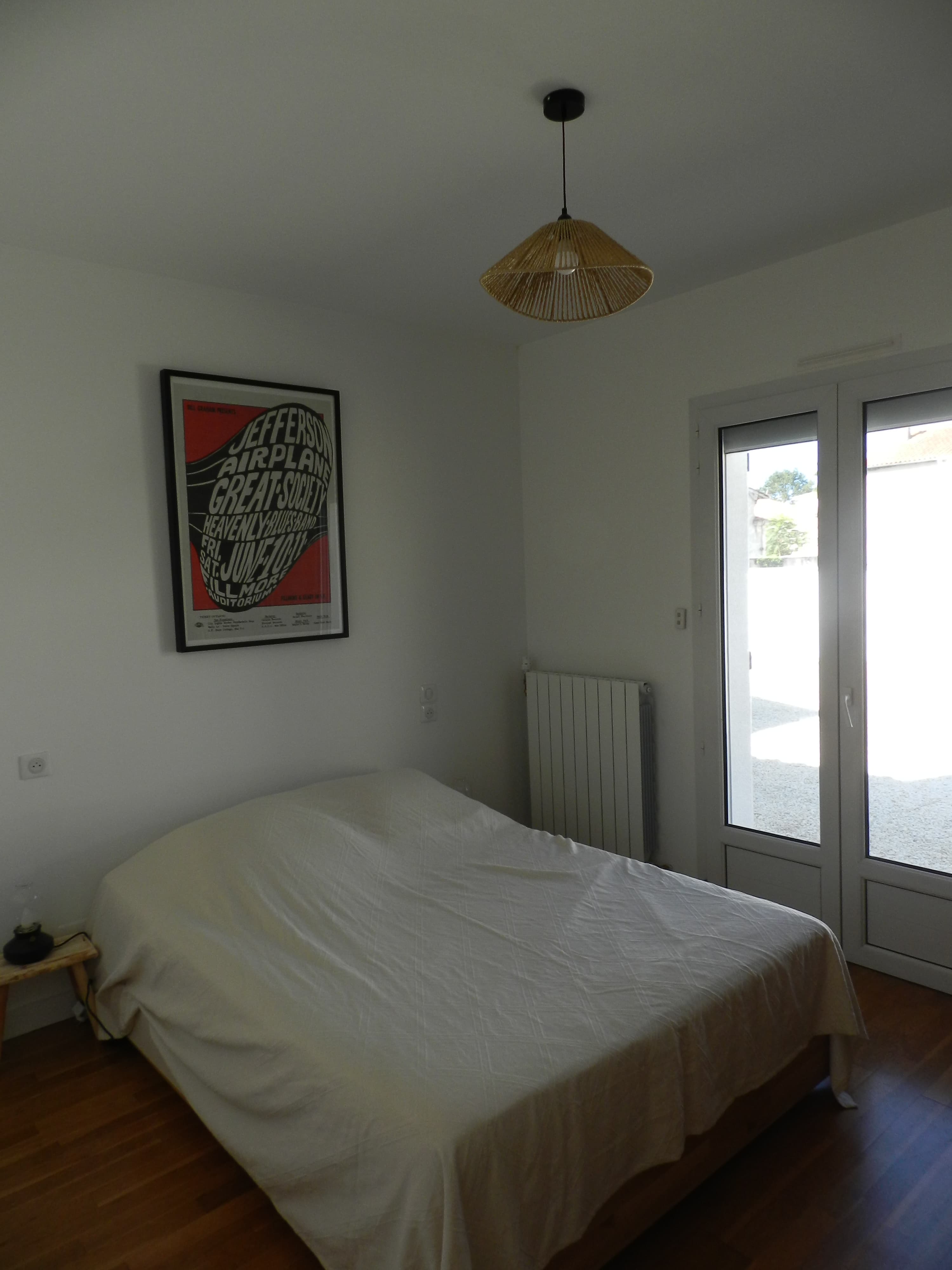 Chambre blanche de la maison principale