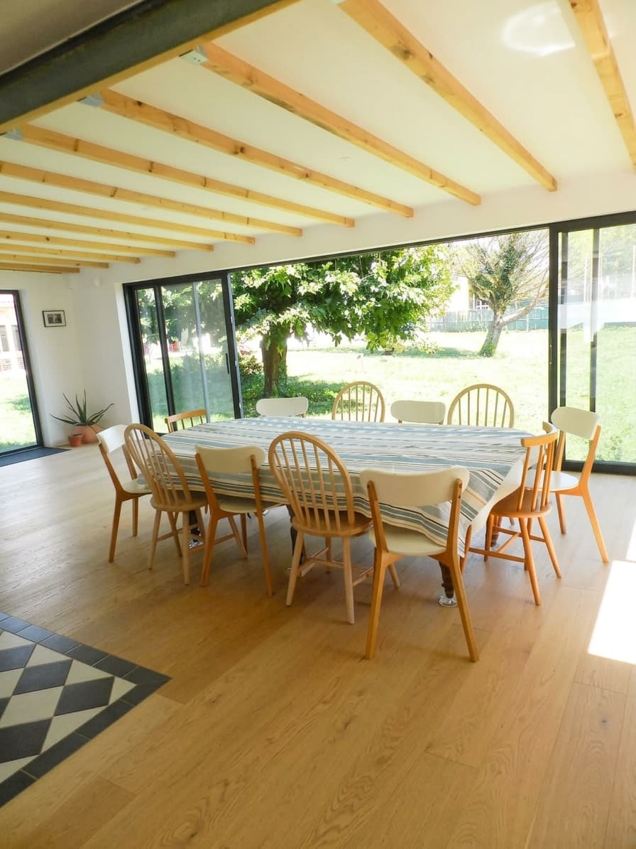Coin repas dans la véranda de la maison principale