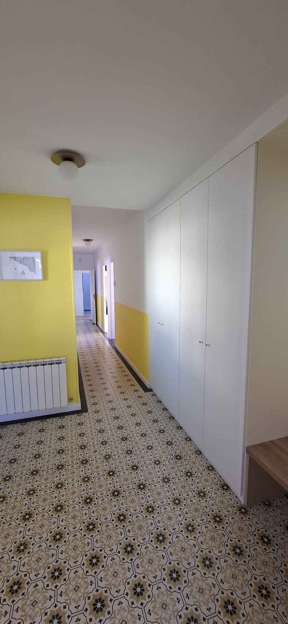 Entrée et couloir de la maison principale, carrelage à motifs